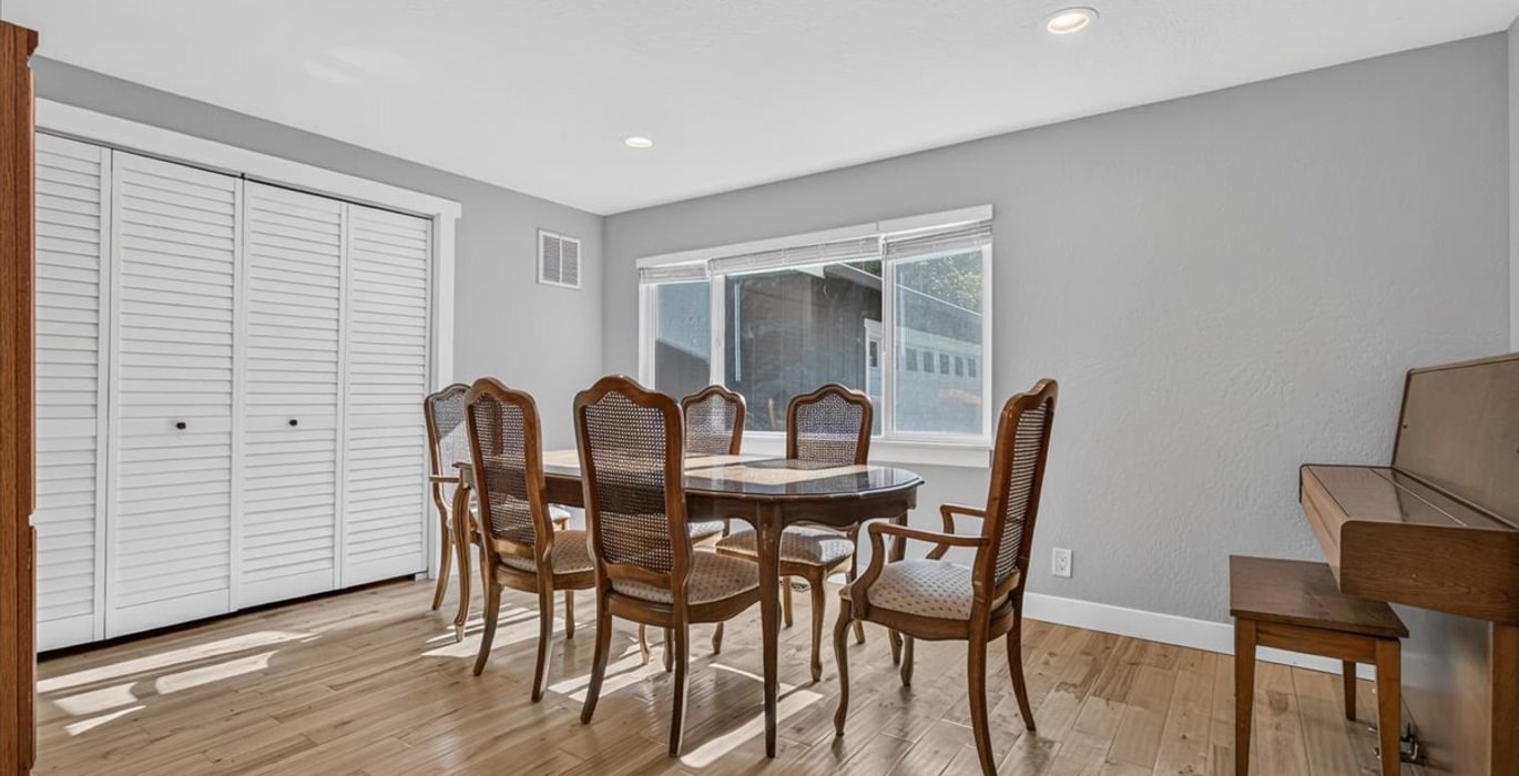 489 Dining Area Full