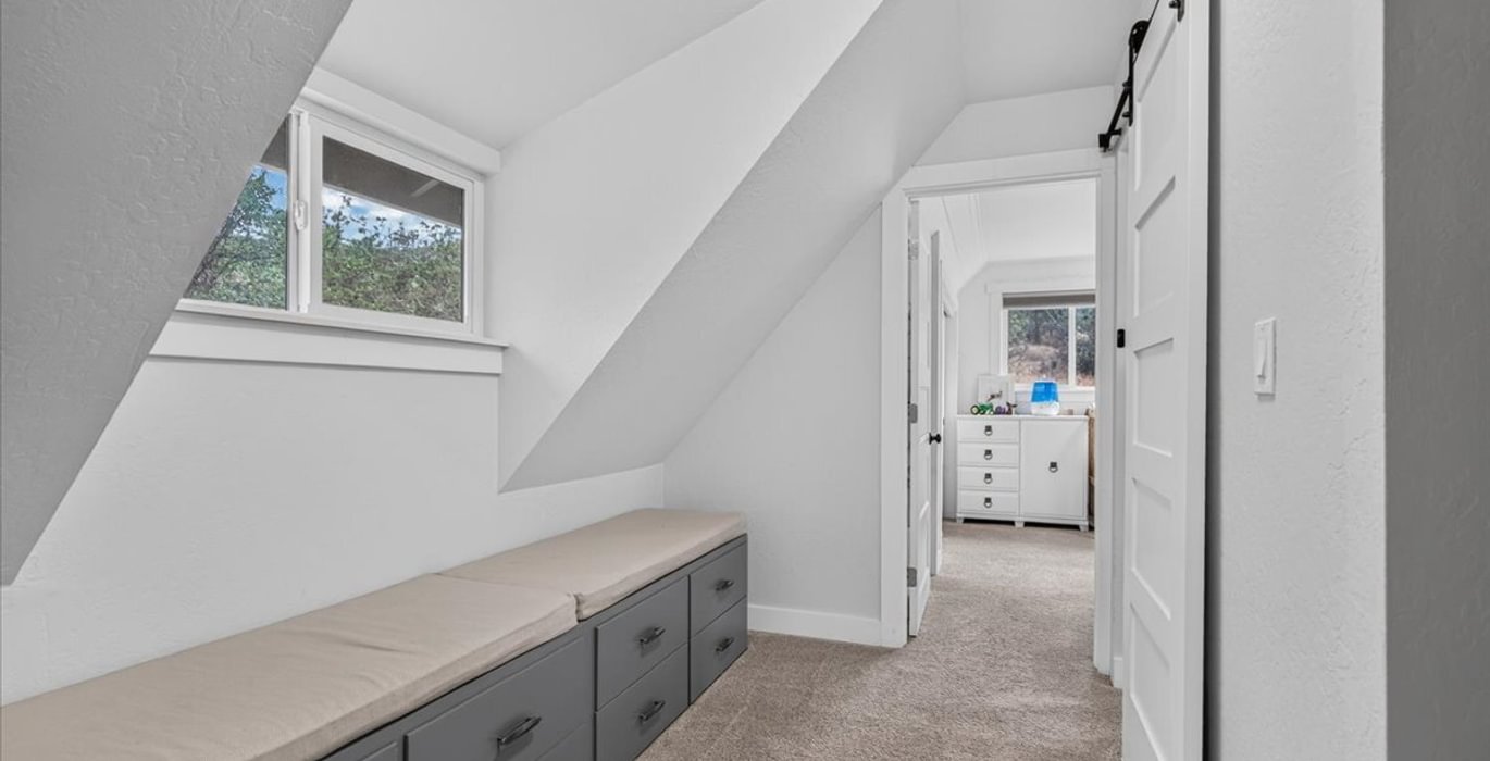 725 Upstairs Hall