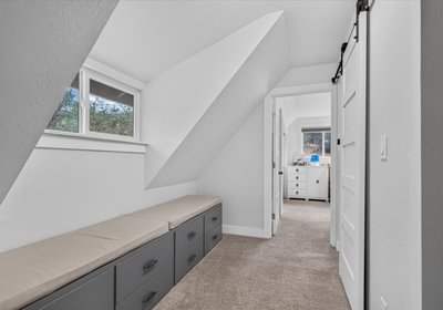 725 Upstairs Hall