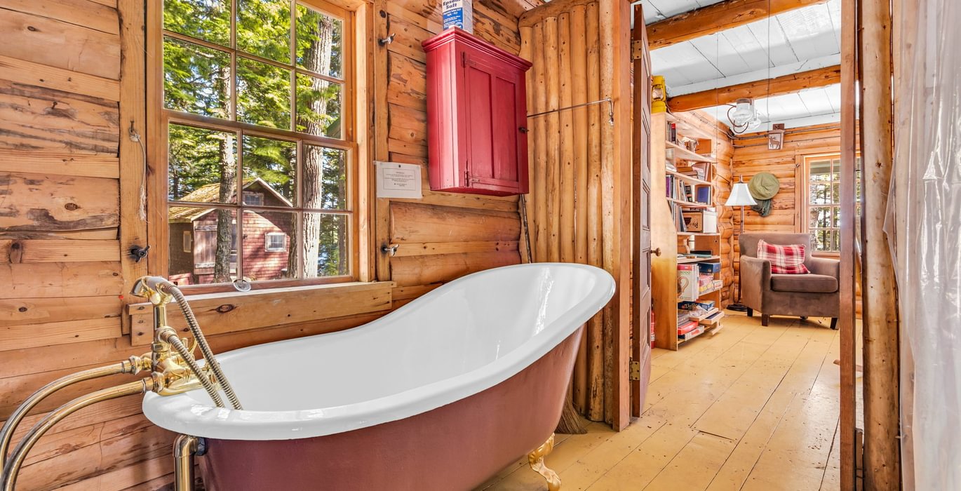 Butterfield Lodge claw tub