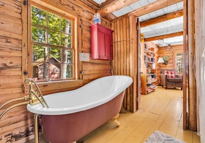 Butterfield Lodge claw tub